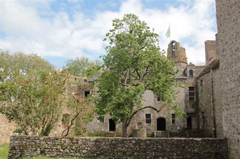 Entre Histoire Et Légende Le Château De Pirou Se Visite Tout Lété