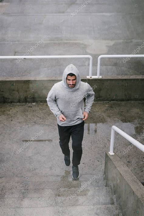 Atleta Urbano Corriendo Arriba Bajo La Lluvia Banner Del Deportista