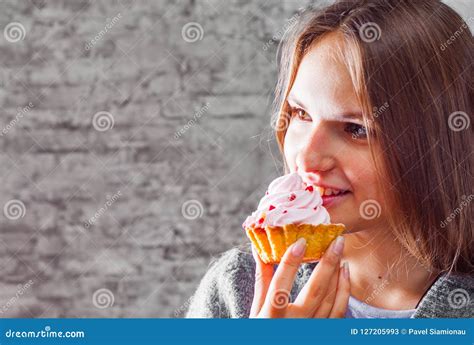 Menina Moreno Do Adolescente Novo Cabelo Longo Que Come O Bolo De