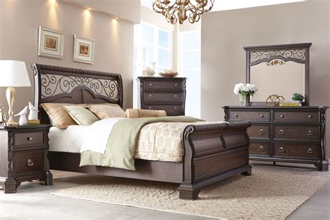 Elvira 5 Piece Queen Bedroom Set With 32 Led Tv At Gardner White