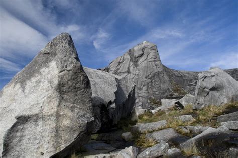 Rocas Grandes En El Pico Del Montaje Kinabalu Foto De Archivo Imagen