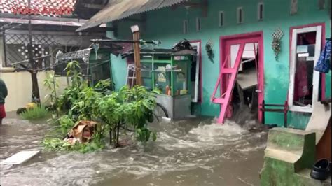 Rumah Jebol Diterjang Banjir Di Jalan Cieunteung Al Misbah Argasari