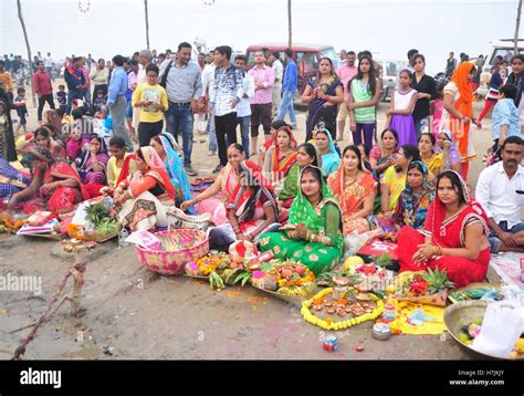 Allahabad India Th Nov Hindu Devotee Offer Prayer At Sangam