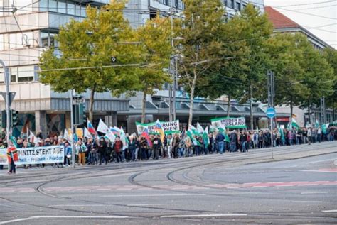 Tausende Menschen Demonstrieren Am Montagabend In Chemnitz