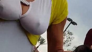 Loca enseñando pezones XVIDEOS