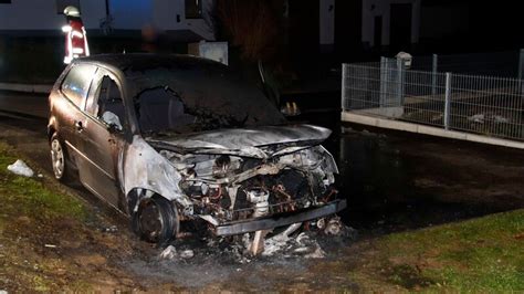 Auto fängt nach Unfall Feuer