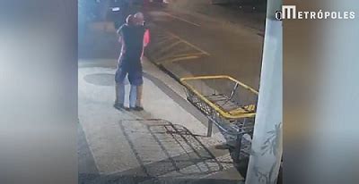 Vídeo Assaltante aplica mata leão para roubar celular em Higienópolis