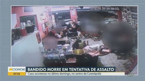 Câmera flagra momento em que policial reage a tentativa de roubo e