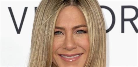 Democrático e versátil batom nude segue como o neutro queridinho no