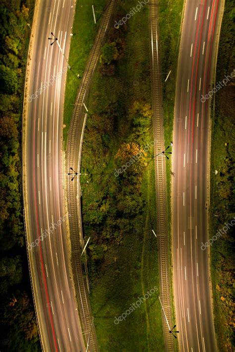 Vista de arriba hacia abajo a la carretera Noche romántica foto aérea