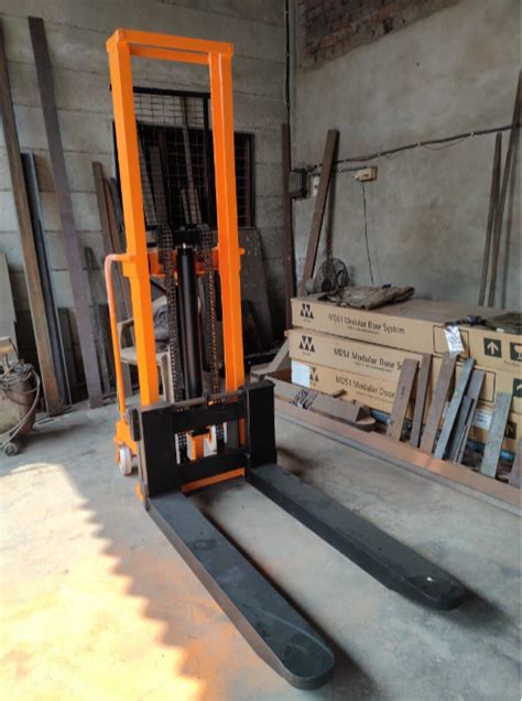 Shreeji Enterprise 1 Ton Mini Hydraulic Lift Stacker Lifting Capacity