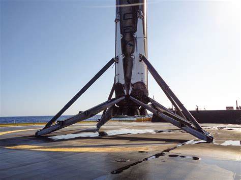 Recovered SpaceX Falcon 9 Booster Headed Back to Port: Launch/Landing