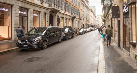 Via Montenapoleone Nella Top Delle Strade Dello Shopping Pi