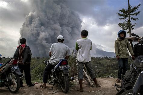 Up in Ash: Mount Sinabung Erupting Photos | Image #31 - ABC News