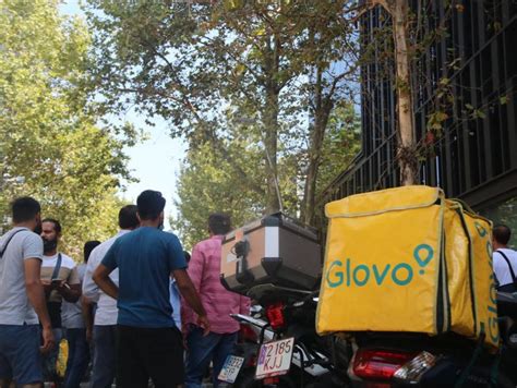 Més dun centenar de riders es concentren davant Glovo contra la