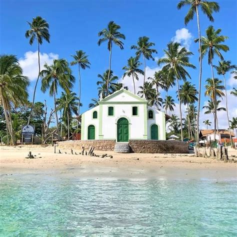 Palmeras agua cristalina y una iglesia sobre la arena así es la