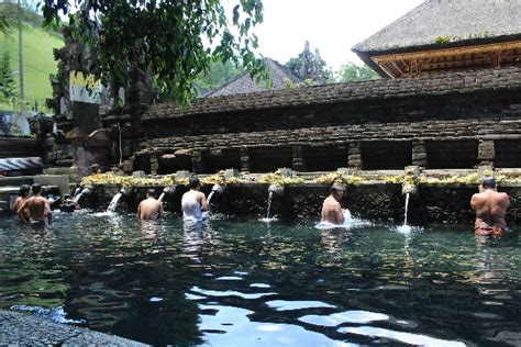 Tradisi Melukat Ritual Pembersihan Diri Dan Jiwa Orang Bali Bali Luhur