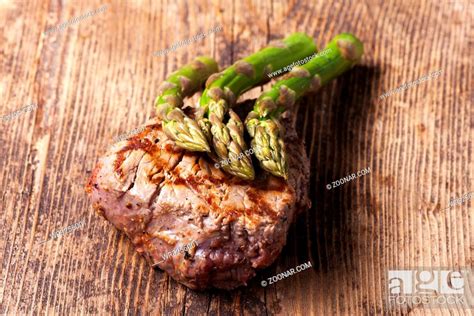 Saftiges Steak Vom Grill Mit Spargel Stock Photo Picture And Royalty