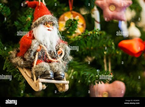 Retro Kinder Weihnachten Schlitten Fotos Und Bildmaterial In Hoher