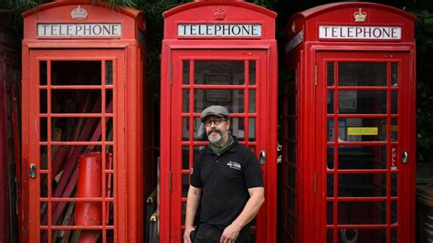 Cafés ou bibliothèques la seconde vie des cabines téléphoniques