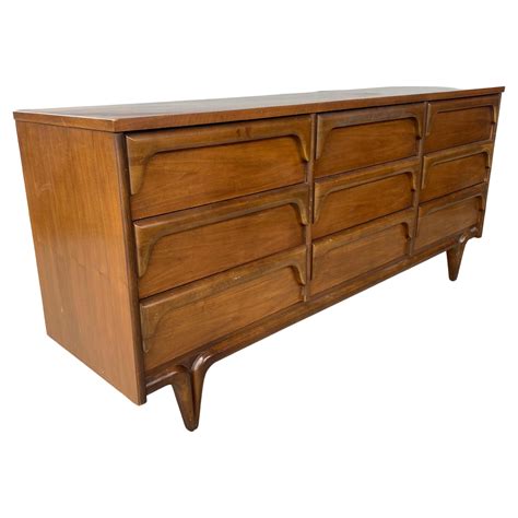 Mid Century Modern Oak And Walnut Dresser By Bassett For Sale At 1stdibs