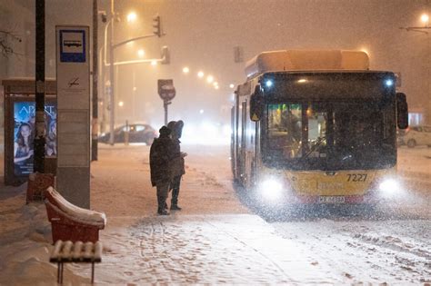 Pogoda na niedzielę i kolejne dni IMGW ostrzega Opady śniegu zawieje