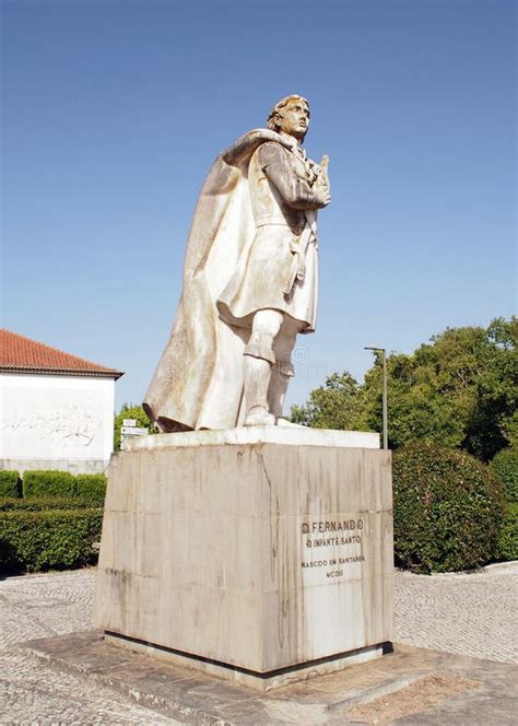 Estatua De Dom Fernando El Santo Príncipe Del Siglo XV De La Casa De