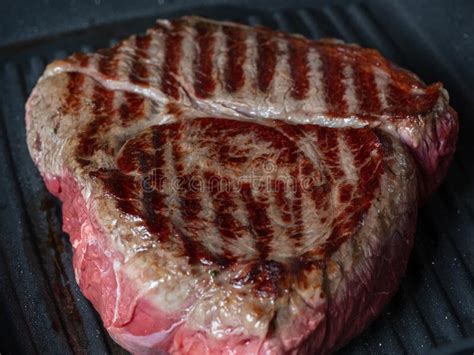 Un Gran Trozo De Jugosa Carne Fresca Frita Por Un Lado En Una Parrilla