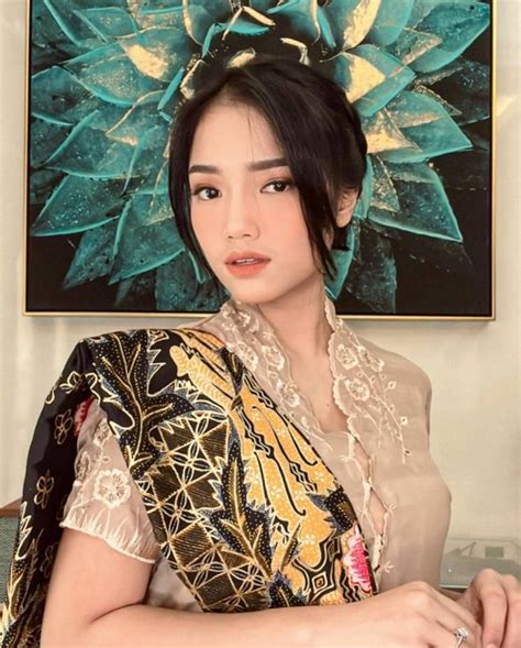 Auranya Beda Banget 8 Potret Cantik Fuji Di Acara Tedak Siten Ameena