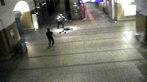 Berfall Am S Bahnhof Alexanderplatz Polizei Fahndet Nach T Ter Der