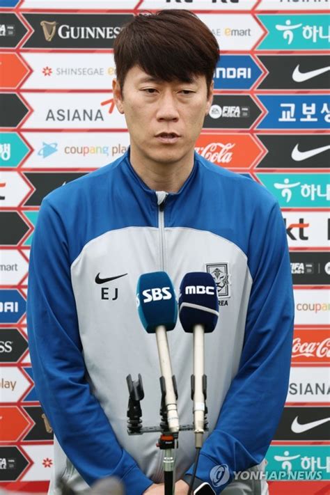 인터뷰하는 김은중 감독 네이트 스포츠