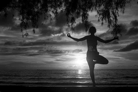 Silueta Blanco Y Negro De La Mujer De La Yoga Que Medita En La Orilla