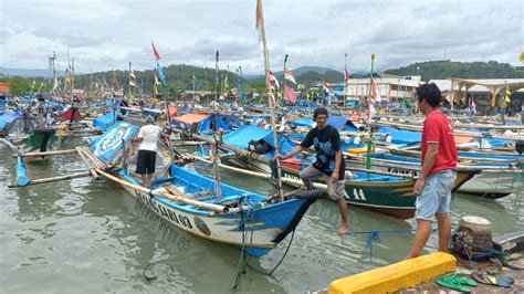 Cerita Nelayan Palabuhanratu Sukabumi Parkirkan Perahu Akibat Cuaca