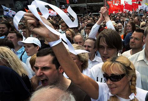 Protesters Defy Efforts To Muffle Anti Putin Outcry The New York Times