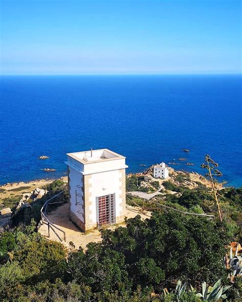 Capo Comino Sardynia Na G Rze Kawa Ek Starej Latarni Morskiej Na Dole