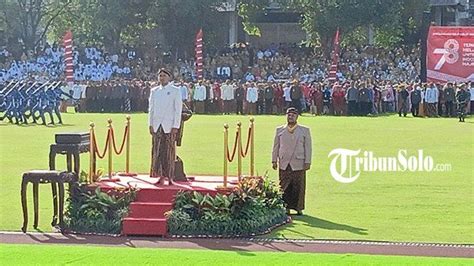 Upacara Hut Ke Ri Di Solo Gibran Pakai Busana Adat Bali