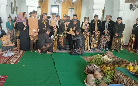 Tradisi Ngarak Dan Jamasan Pusaka Keraton Sumedang Larang