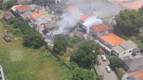 Vídeo residência pega fogo no bairro Capoeiras em Florianópolis