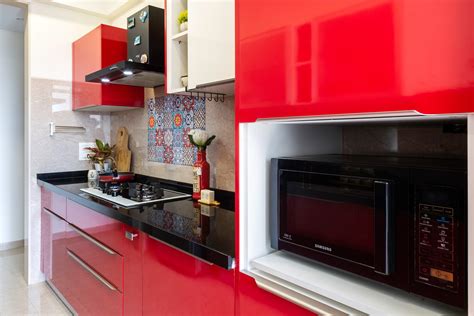 Contrasting Kitchen Tile Design With A Traditional Layout | Livspace