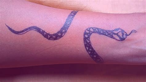 Simple Snake🐍tattoo Ideasnake🐍tattoo On Hand Tatuaje De Serpiente En