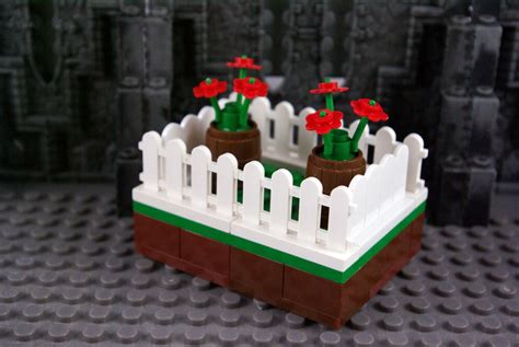 Lego DELUXE Flower Garden Red Flowers with Barrels and Picket