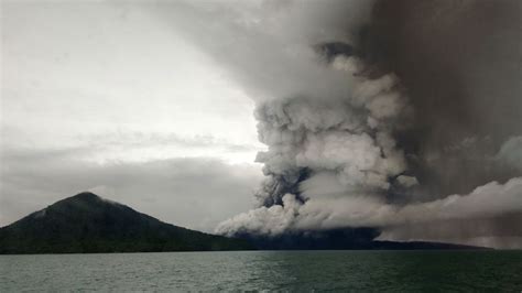 Indonesia tsunami: Flights rerouted as volcano eruptions continue | CNN