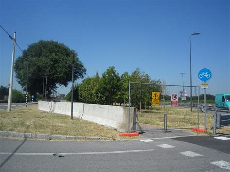 Pista Ciclabile Di Via Cusago Usata Come Accampamento Nomadi Vanno