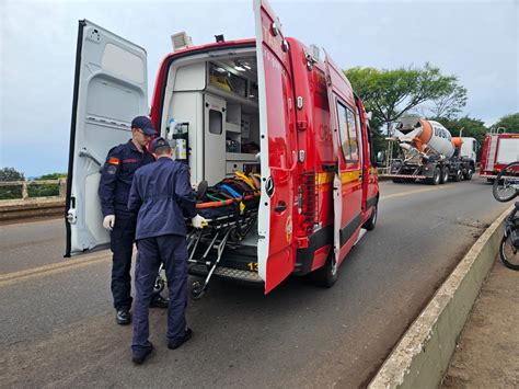 Jovem de bicicleta se envolve em acidente caminhão em Estrela