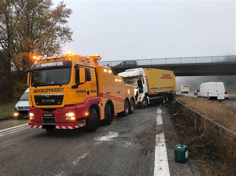 Regensburg Unfall Mit Drei Lastwagen Auf A3 Ein Fahrer Schwer