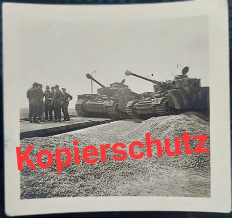 Orig Foto SDKFZ Panzer IV Seitenschürzen Tarn Camo Einsatzbesprechung