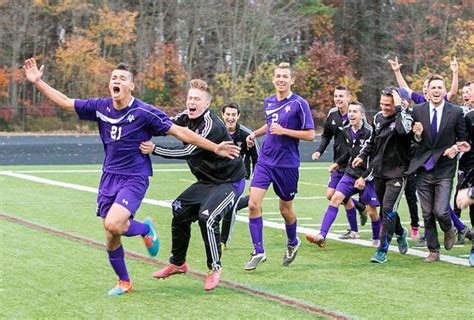 El Equipo De F Tbol De Vineyard Supera A Medway En Un Duelo De