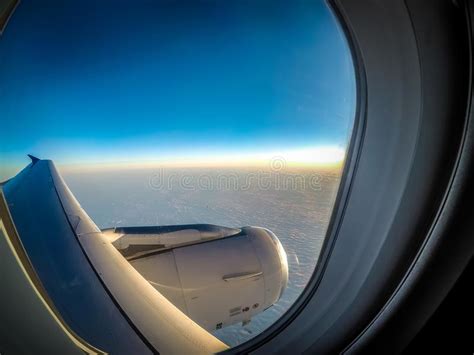 Mirada Hacia Fuera De La Ventana Del Aeroplano Y El Volar Sobre Las