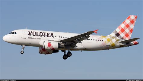 EC MUX Volotea Airlines Airbus A319 111 Photo By RobertLN ID 1530051