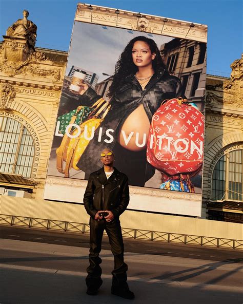 Rihanna col pancione posa per Louis Vuitton è lei la prima musa di